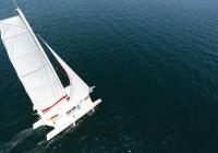 аэрофотосъемка от тримаран яхта для чартер паруса